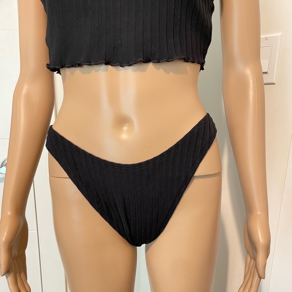 Black tank top bikini fits a size medium kind of ribbed texture - Picture 5 of 16